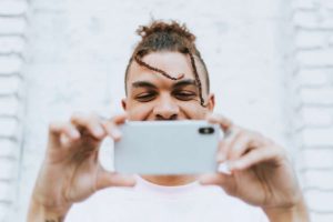 Psychologiczne koszty publikowania selfie