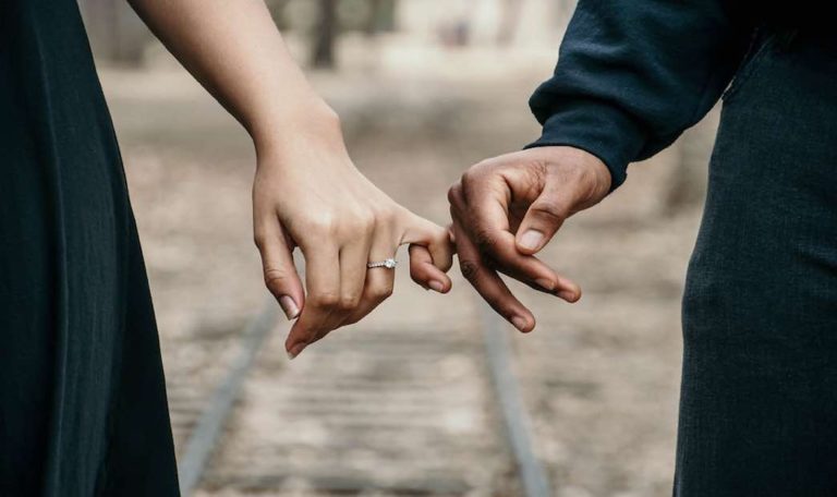 Dlaczego wiele młodych kobiet wiąże się ze starszymi mężczyznami?