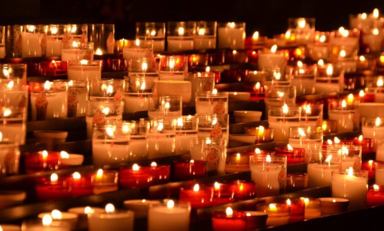 Żałoba. Jak się z nią uporać i jak wesprzeć kogoś po stracie bliskiej osoby?