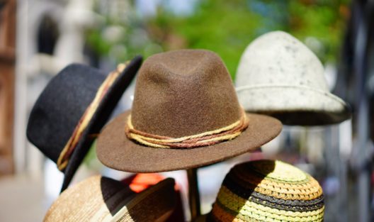 6 kapeluszy Edwarda de Bono. Co to za koncepcja i jak ją stosować?