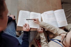 Uwaga na brzydkie słowa, czyli jak unikać stygmatyzacji osób doświadczających zaburzeń psychicznych