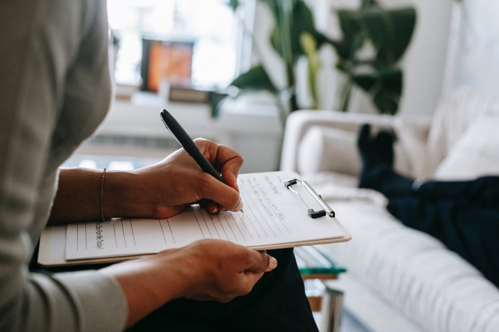 Psychiatra a psycholog, psycholog a psychoterapeuta - czym się od siebie różnią? Do kogo i kiedy zgłosić się po pomoc?