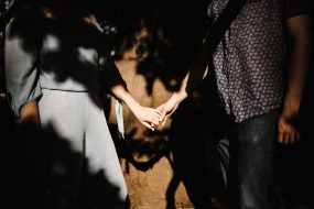 Jak pomóc w żałobie (a jak nie szkodzić)? 4 rzeczy, których nie mówić, i 4 zdania, które wesprą osobę po stracie