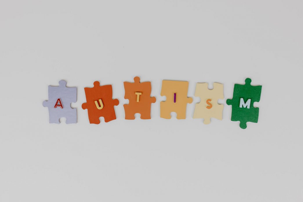 Autyzm niskofunkcjonujący, autyzm wysokofunkcjonujący - co je łączy, a co różni?