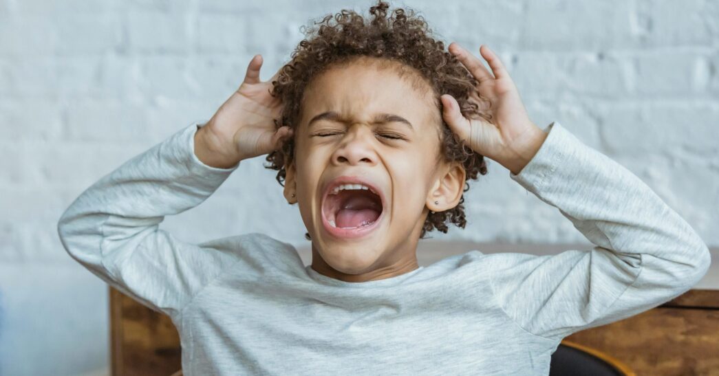 Jakie są najczęstsze problemy emocjonalne i zachowawcze u dzieci i jak sobie z nimi radzić?