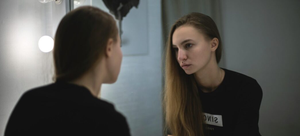 Czym są zaburzenia depersonalizacji i derealizacji? Jak je rozpoznać i co z nimi można zrobić?