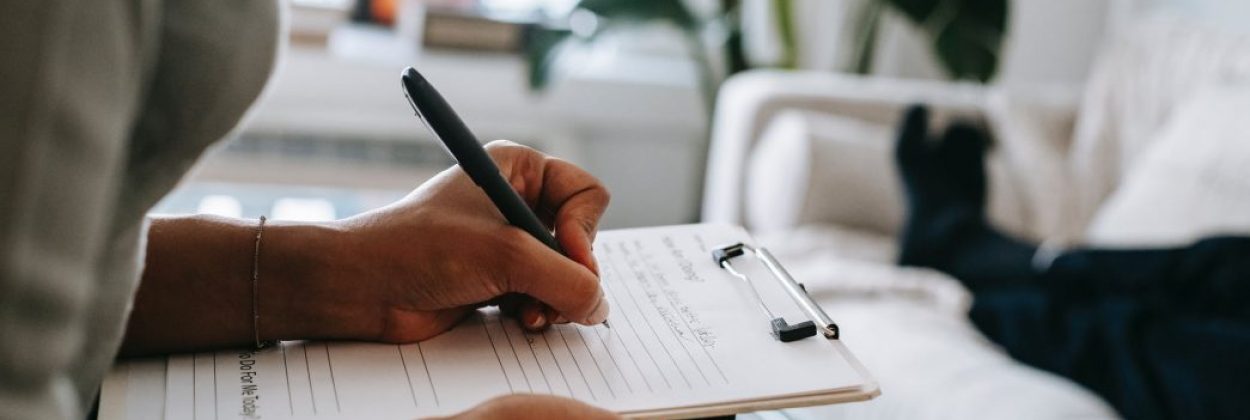 Psychiatra a psycholog, psycholog a psychoterapeuta - czym się od siebie różnią? Do kogo i kiedy zgłosić się po pomoc?
